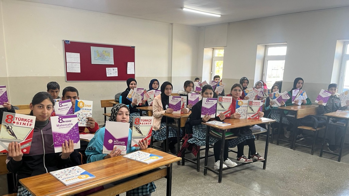 Milli Eğitim Bakanlığı Tarafından Gönderilen LGS'ye Yönelik Çalışma Kitapları 8. Sınıf Öğrencilerimize Dağıtılmıştır